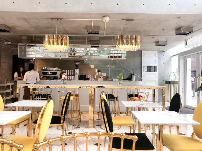 Bố trí mặt bằng quầy bar và bàn ghế quán cafe tối ưu công năng vận hành