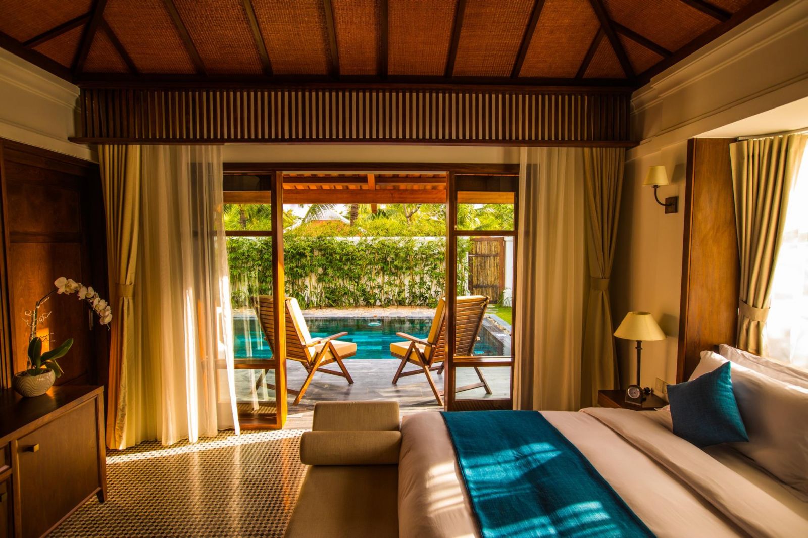 Xưởng sản xuất đồ gỗ nội thất resort hoàn thiện không gian phòng ngủ Bungalow nghỉ dưỡng