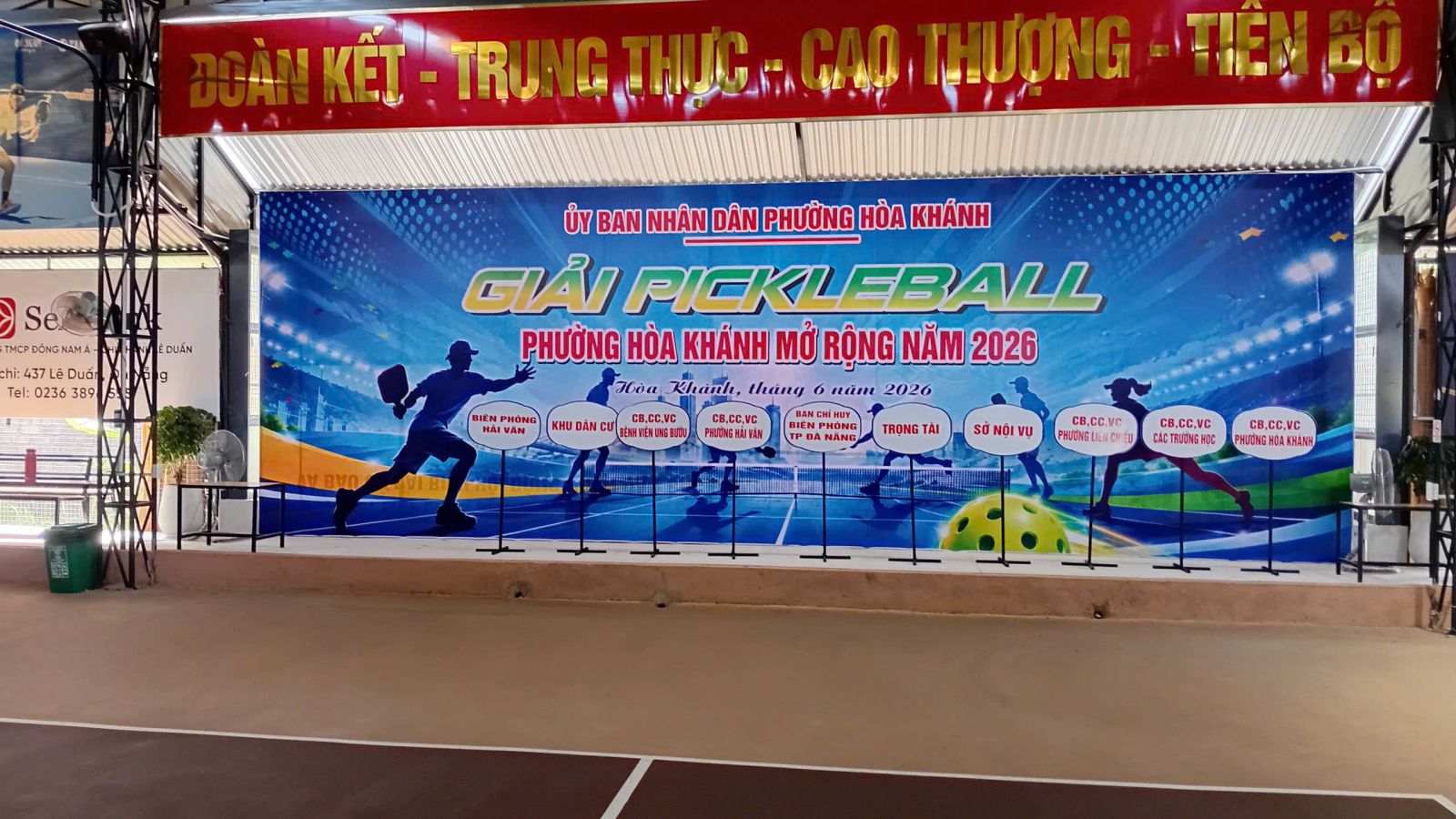Nhà thầu thi công background chuyên nghiệp đà nẵng lắp đặt phông nền đại hội nghị ngoài trời