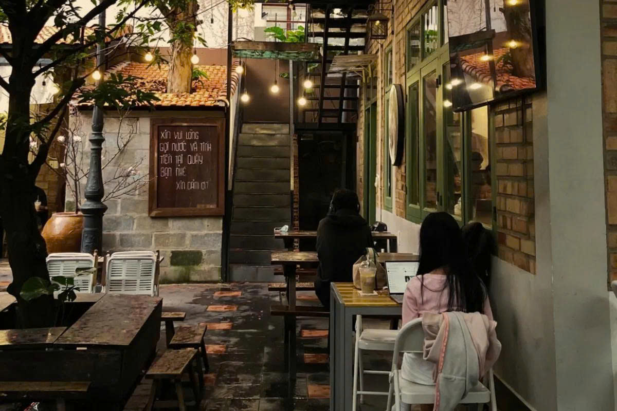 Công trình thi công nội thất quán cafe thực tế bàn giao chìa khóa trao tay của Biglight